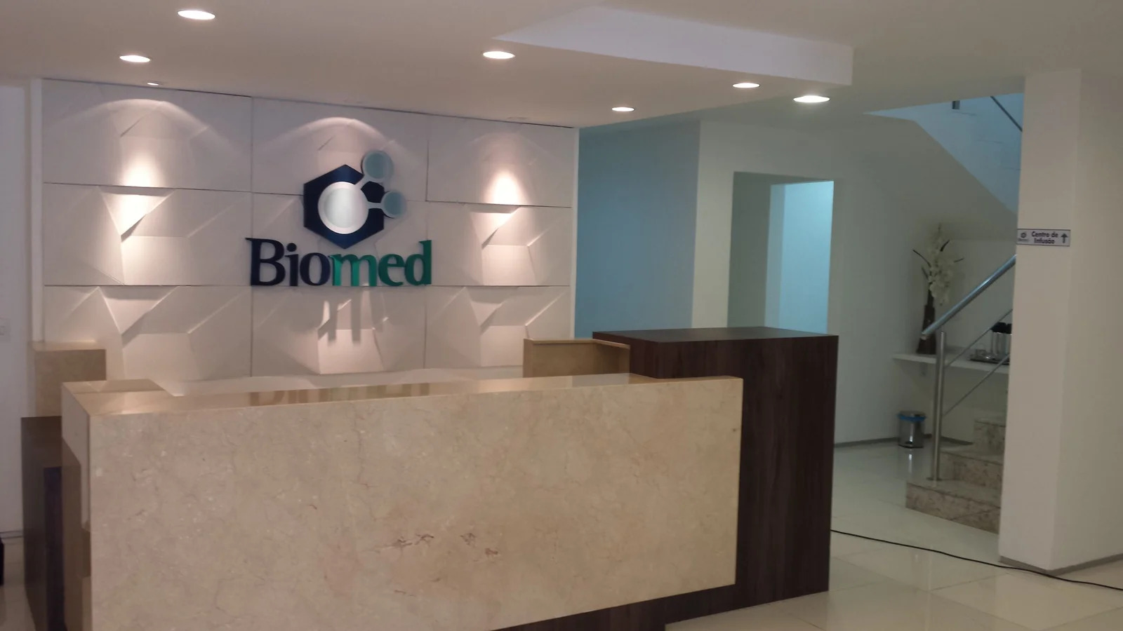 Ambiente da Biomed dedicado à Dermatologia, com sala de procedimentos e equipamentos